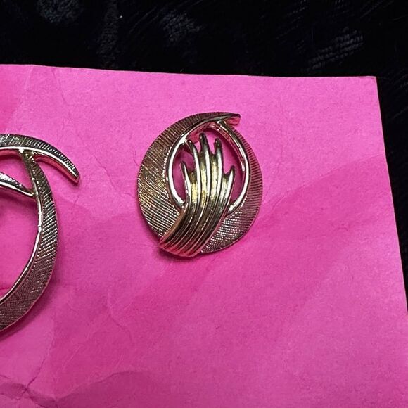 Sarah Coventry, gold tone, flair pin, and matching earrings - Picture 3 of 6